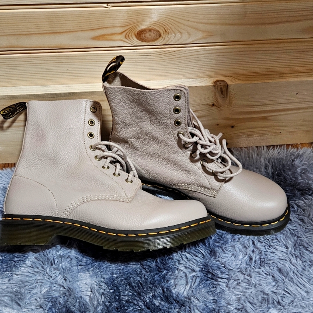 NWOB Dr Martens Pascal Boots sz 9 - Picture 1 of 5